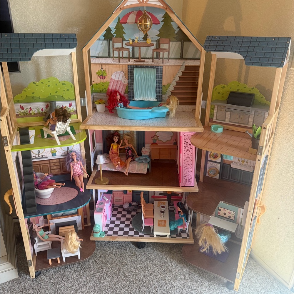 Deluxe Dollhouse with Accessories